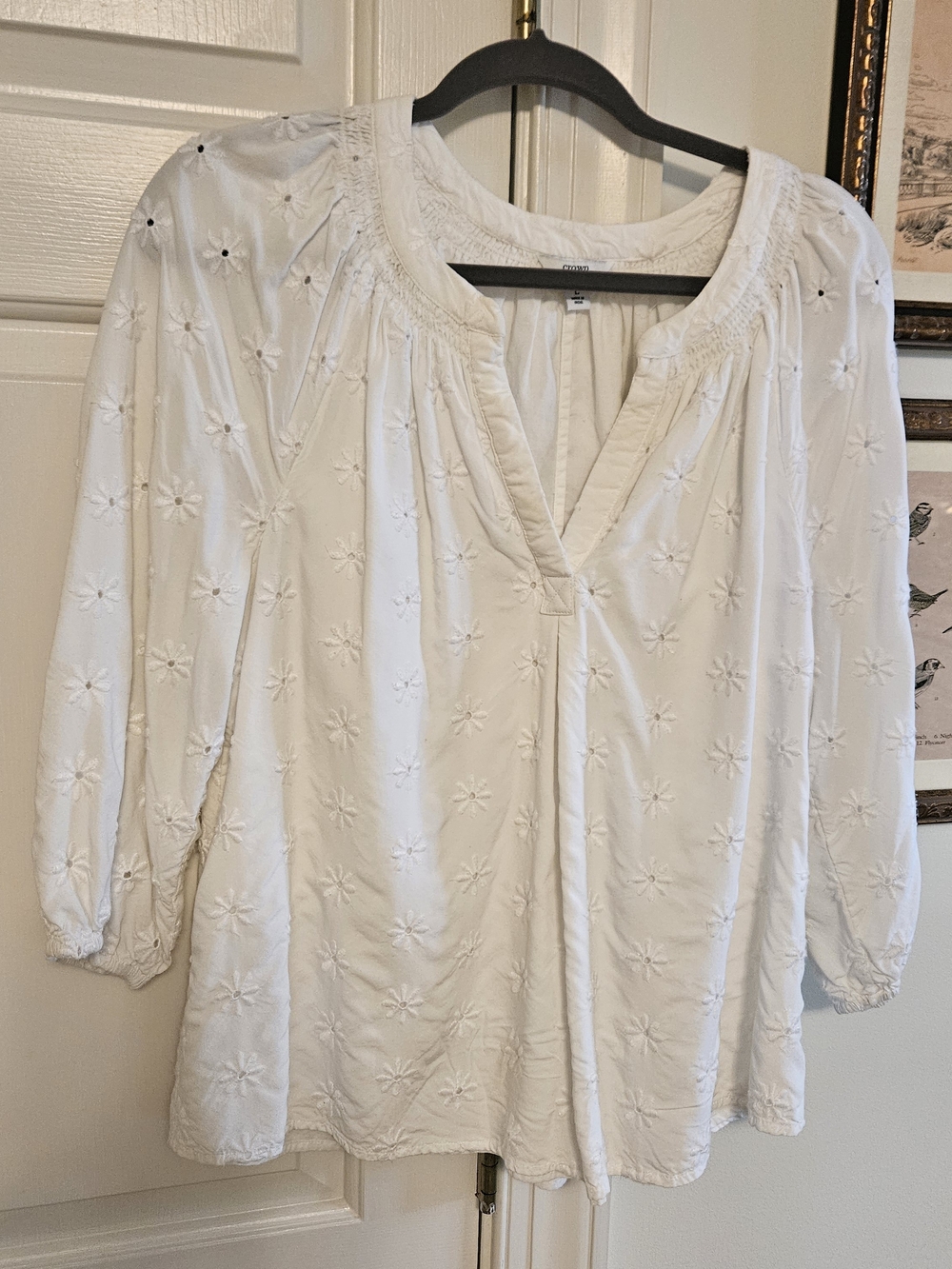 Crown & ivy White Gathered V-Neck Blouse With Embroidered Flowers